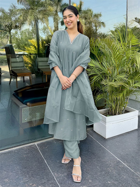 Janasya Women Ethnic Motifs Embroidered Regular Kurta with Trousers & With Dupatta