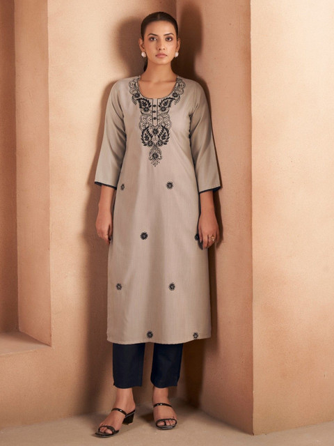 DRESOUL Women Floral Embroidered Chikankari Straight Kurta
