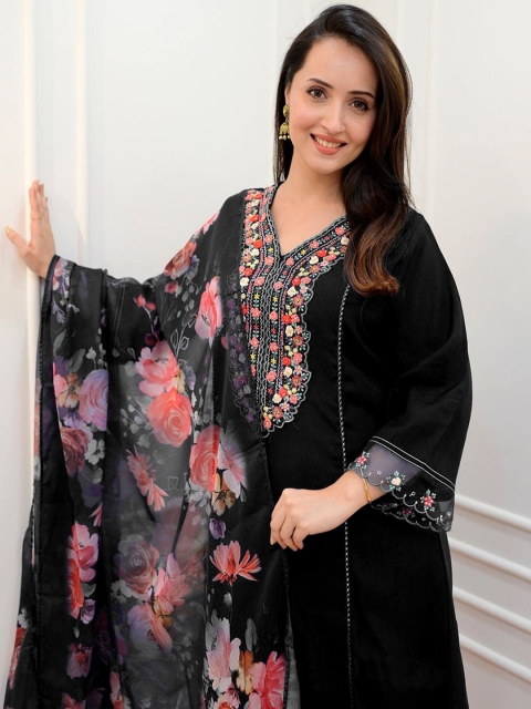 WAZIX Clothing Women Ethnic Motifs Embroidered Kurta Sets - Image 4