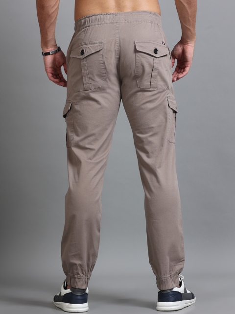 U.S. PITCHERS Men Relaxed Straight Leg Slim Fit Low-Rise Cargos Trousers - Image 4