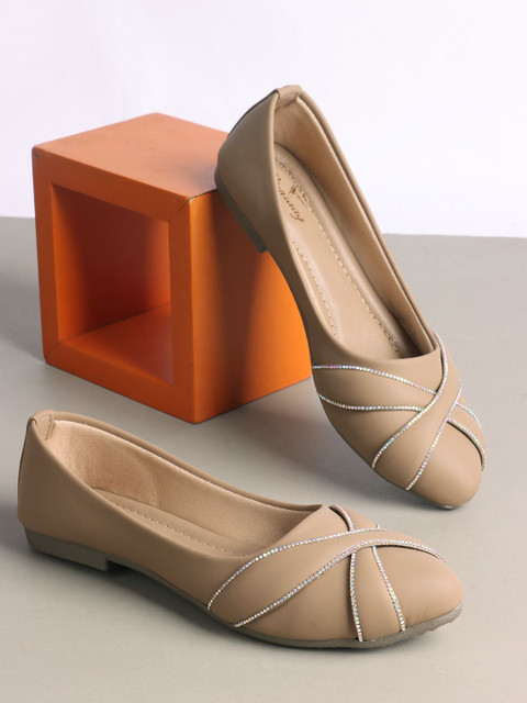 CHINRAAG Women Pointed Toe Ballerinas