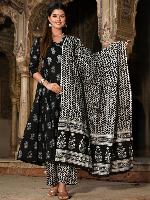 SZN Women Black Cotton Blend Kurta Sets