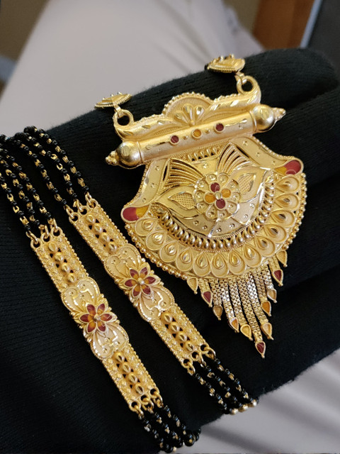 niva fashion Gold-Plated Brass Artificial Stones & Beads Mangalsutra