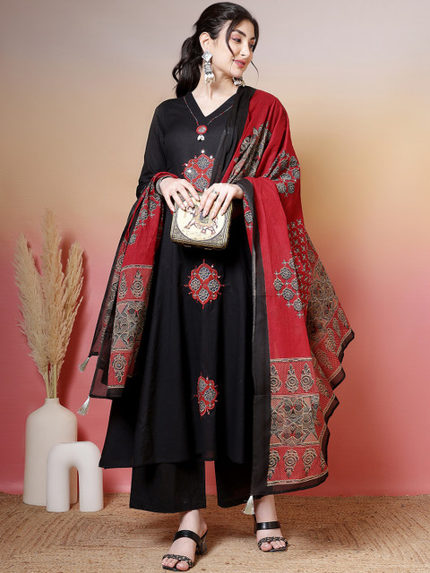 Sangria Women Solid Viscose Rayon Kurta Sets With Dupatta