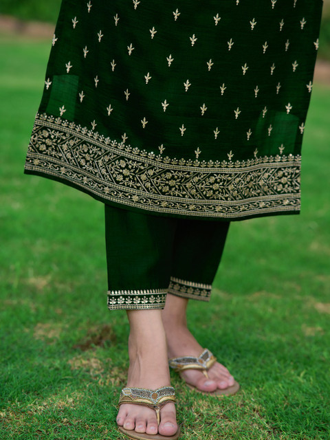 Embroidered kurta with pant & Embroidered Dupatta - Image 7