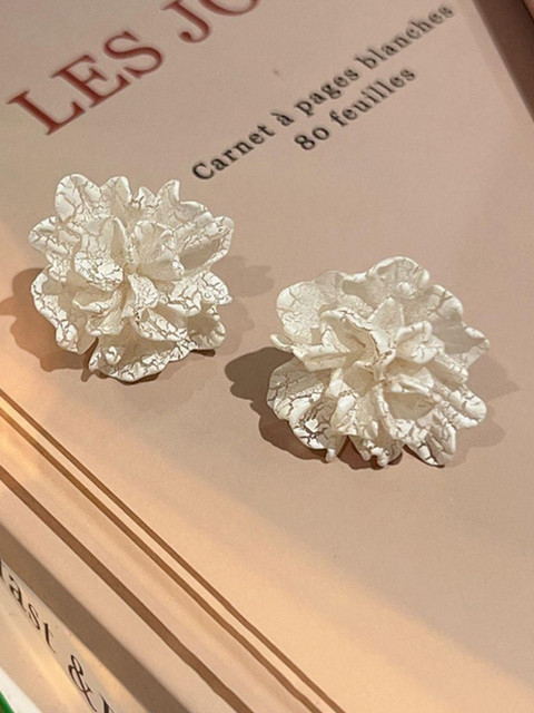 Estailo fashion Floral Shaped Studs