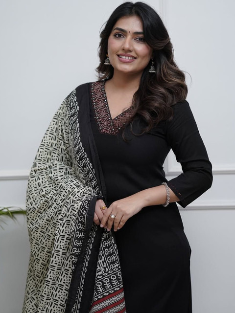 CREEPER Floral Yoke Design V-Neck Thread Work Straight Kurta With Palazzos & Dupatta