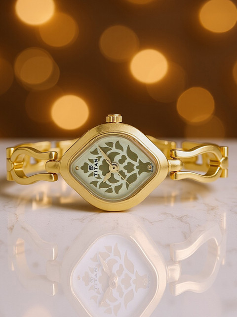 Titan Karishma Quartz Analog With Champagne Dial Watch For Women - Nt2536ym03