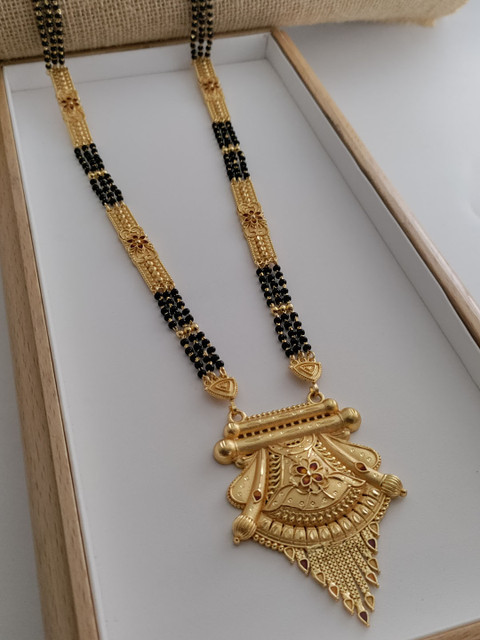 V.K.PAYAL.JEWELLERY Gold-Plated Artificial Beaded Mangalsutra