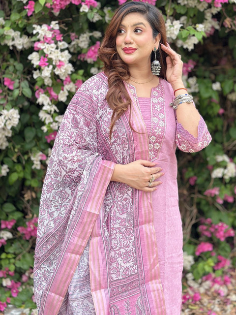 VredeVogel Women Floral Embroidered Regular Thread Work Kurta with Trousers & Dupatta