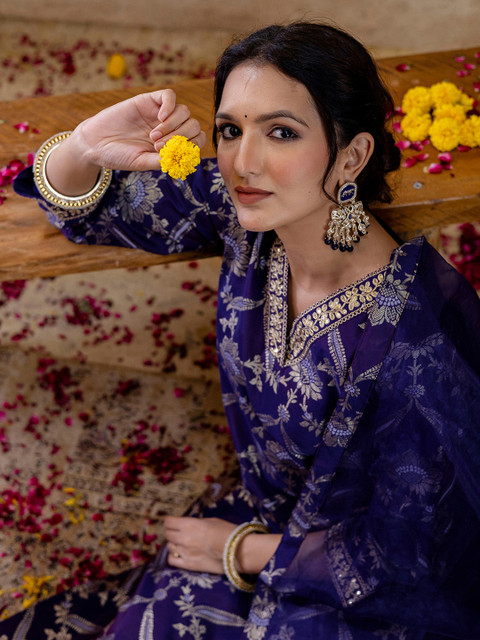 SKYLEE Women Floral woven design V Neck Sequinned Kurta with Trousers & Dupatta