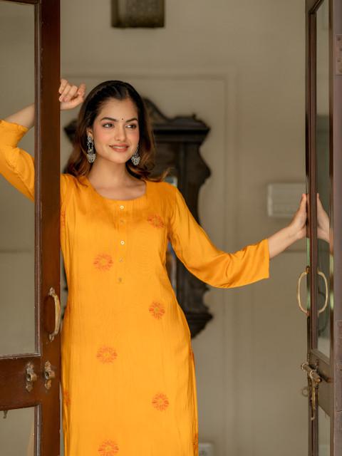 ASPORA Floral Printed Round Neck Straight Kurta With Trousers - Image 2