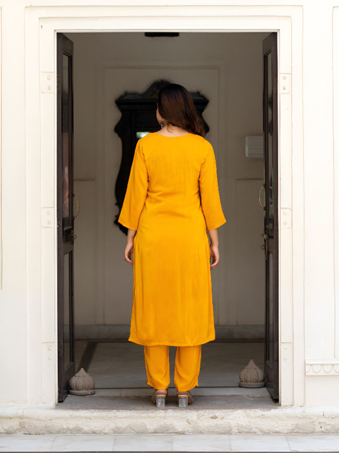 ASPORA Floral Printed Round Neck Straight Kurta With Trousers - Image 4