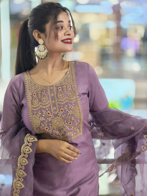 VredeVogel Floral Yoke Design Zari Straight Kurta With Trouser And Dupatta - Image 3