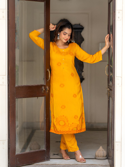 ASPORA Floral Printed Round Neck Straight Kurta With Trousers