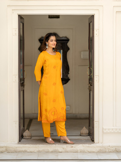 ASPORA Floral Printed Round Neck Straight Kurta With Trousers - Image 3