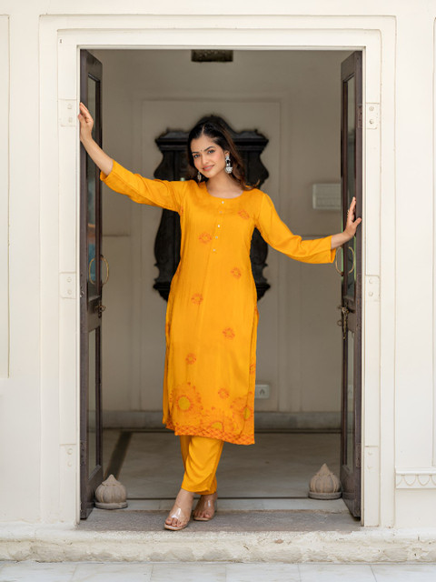 ASPORA Floral Printed Round Neck Straight Kurta With Trousers - Image 7