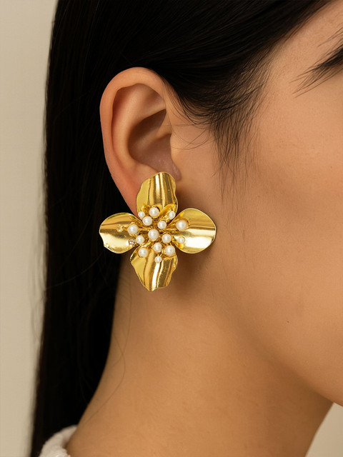 Bohey by KARATCART Gold-Plated Artificial Stone & Pealrs Studded Floral Studs - Image 5