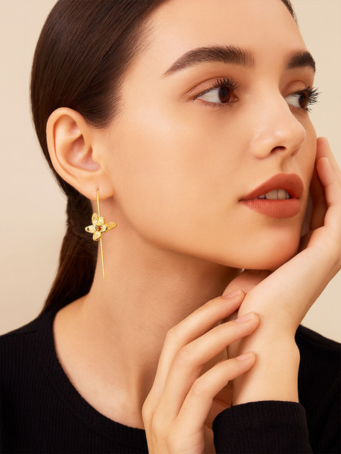 Bohey by KARATCART Gold-Plated Elegant Textured Floral Shaped Drop Earrings - Image 3
