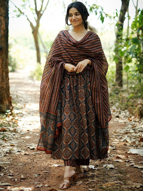 ARADHNA Ethnic Motifs Printed V-Neck Gotta Patti Kurta With Trousers & Dupatta