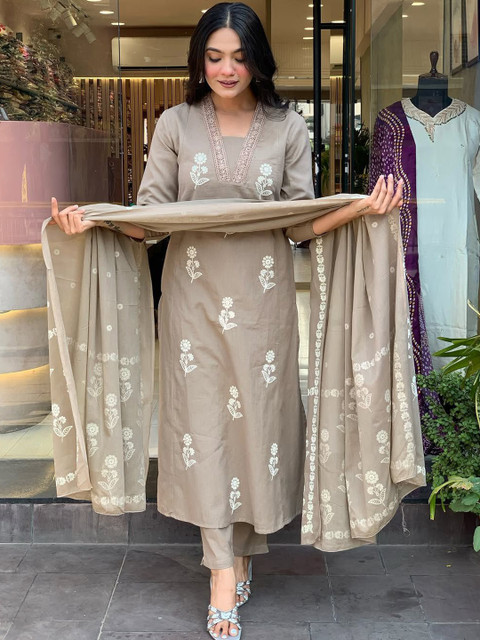Siya Fashion Women Floral Embroidered Kurta with Trousers & Dupatta