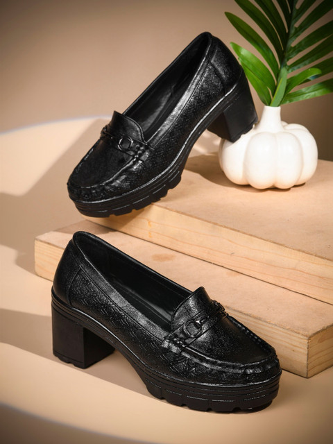 Froh Feet Women Textured Loafers