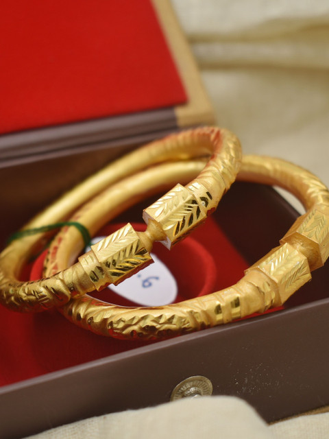 Sattik Set Of 2 Gold Plated Bangles