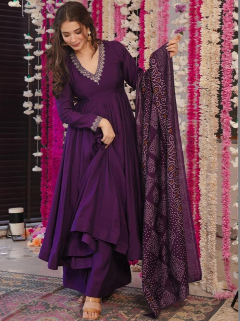 B4ME.COM Women Ethnic Motifs Embroidered Panelled Thread Work Kurta with Trousers & With Dupatta