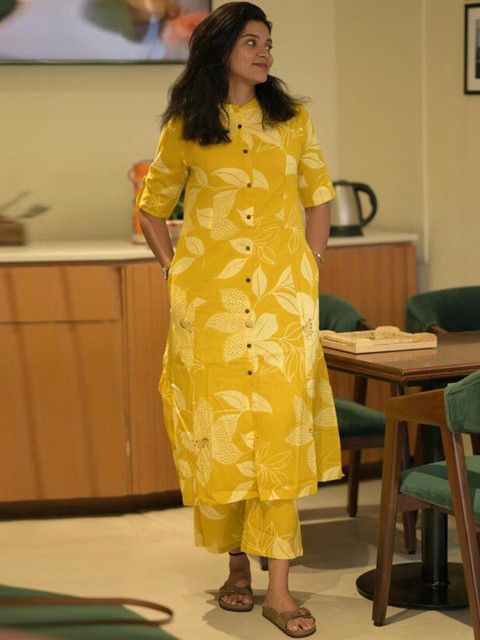 Klere Women Floral Printed Regular Kurta with Trousers