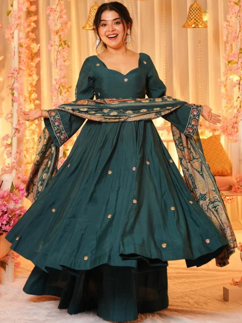 CaniBani Women Floral Embroidered Regular Thread Work Chanderi Silk Kurta with Palazzos & With Dupatta