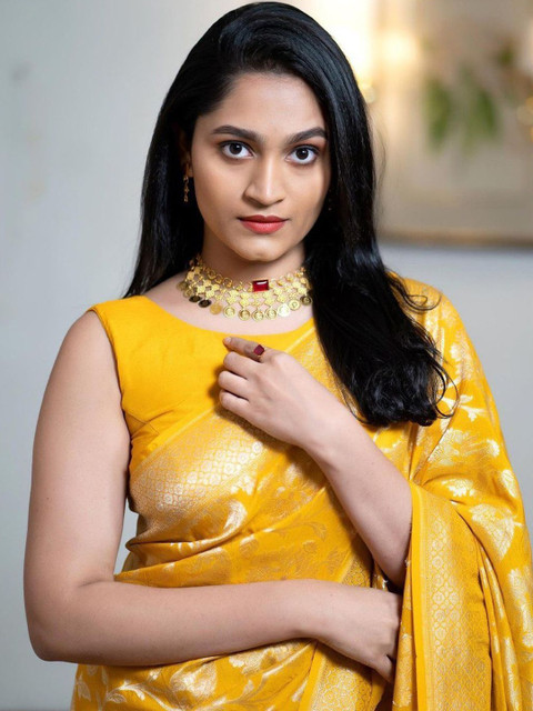 Urban Pallu Woven Design Zari Silk Blend fwd Saree - Image 2