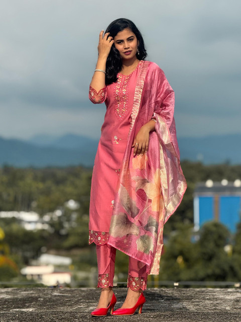 VredeVogel Women Floral Embroidered Regular Kurta with Trousers & With Dupatta
