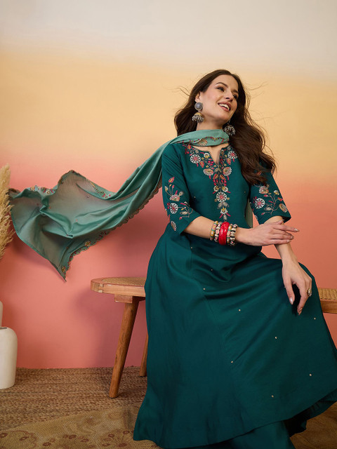 Sangria Yoke Design Straight Kurta Set With Dupatta - Image 7