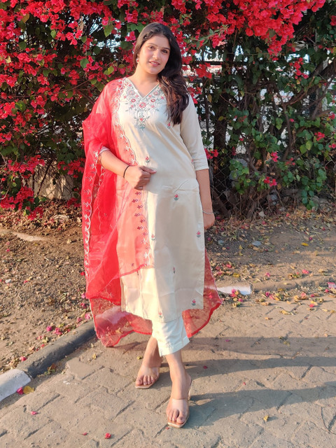 VredeVogel Women Floral Embroidered Regular Kurta with Trousers & With Dupatta