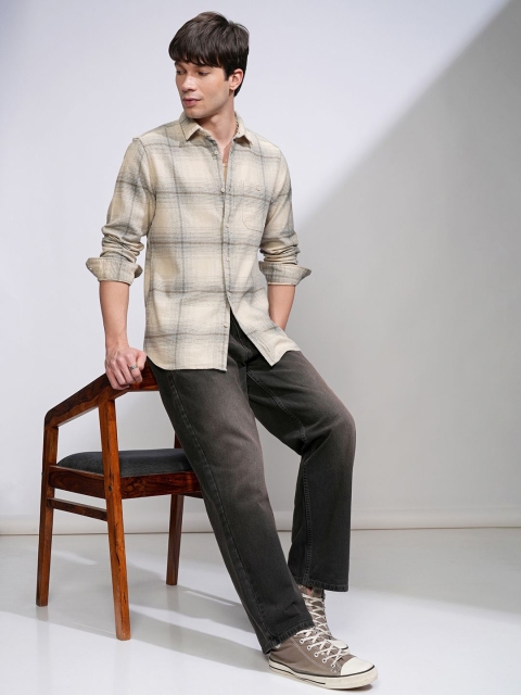 HIGHLANDER Men Textured Casual Checked Shirt - Image 6