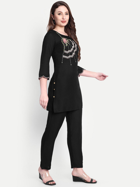 Hujum Floral Embroidered Round Neck Thread Work Tunic With Trousers - Image 3