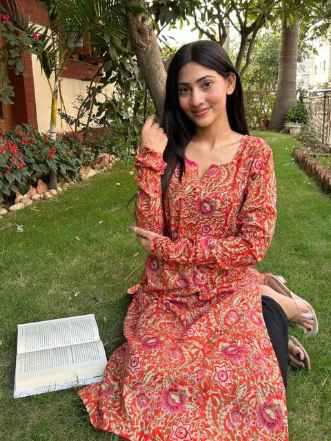 SHRIYANI Floral Printed Cotton Notch Neck Straight Kurta