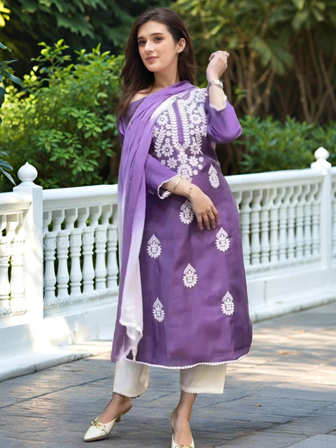 Aaghnya Women Viscose Rayon Embroidered Kurta Sets