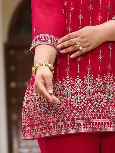 PrettyPlus by Desinoor.com Embroidered V-Neck Plus Size Tunic With Palazzo Co-Ords - Image 2