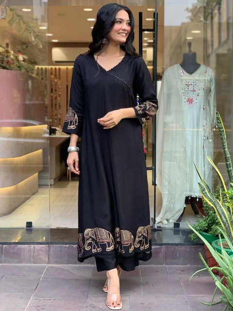 ROOTSOUL Women Ethnic Motif Embroidered Kurta with Trousers