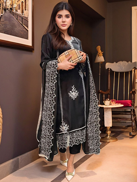 Aaghnya Women Ethnic Motifs Embroidered Thread Work Regular Kurta Set With Dupatta