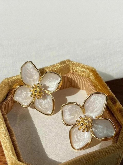 AKISON JEWELS Floral Studs Gold & white Earrings
