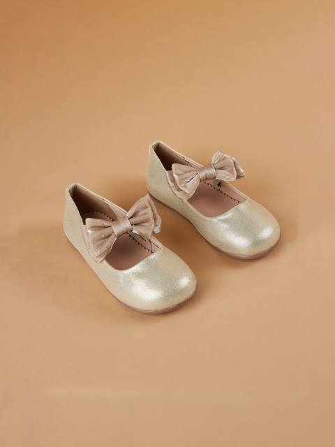 Fame Forever by Lifestyle Girls Slip-On Round Toe Sneakers