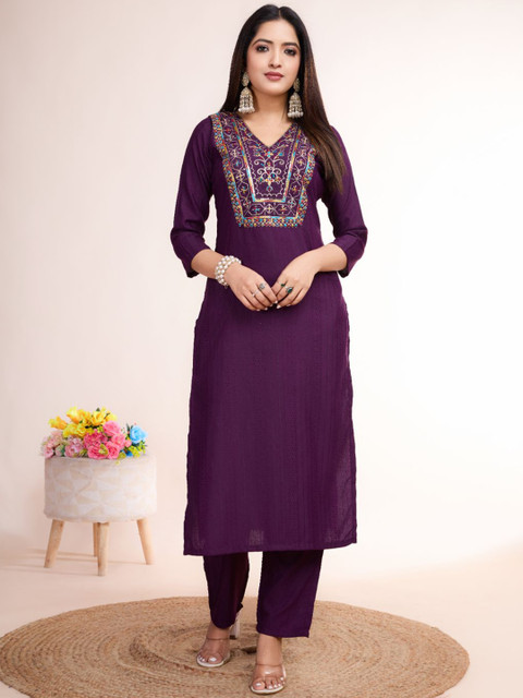 Women Basket Women Floral Embroidered Kurta with Trousers