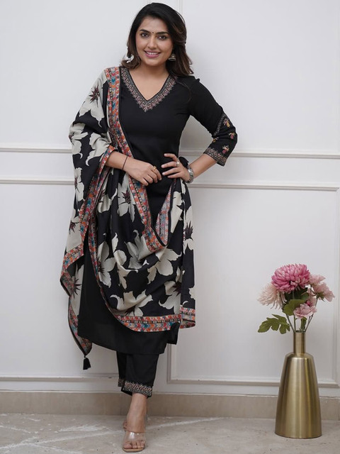 TWINS LADY Women Ethnic Motifs Embroidered V-Neck Kurta with Trousers & Dupatta