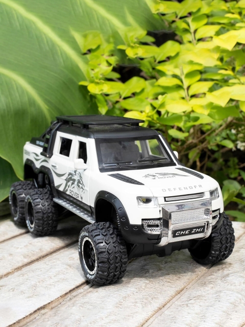 UKAXA Kids 1:24 Diecast Metal Defender Toy Car