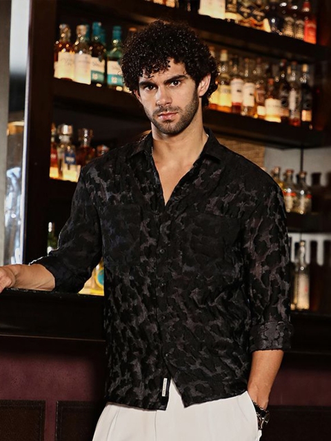 Campus Sutra Men Classic Fit Spread Collar Textured Casual Shirt - Image 2