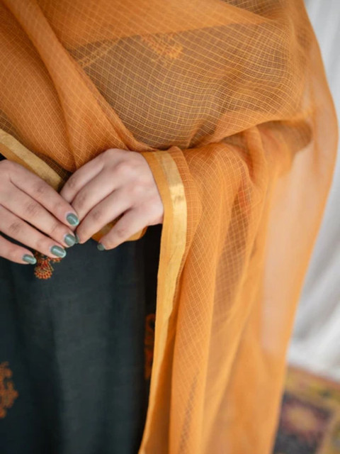 THE INDIAN ETHNIC CO Mustrad Kota Doria Cotton Dupatta with Gold Zari Border - Image 2