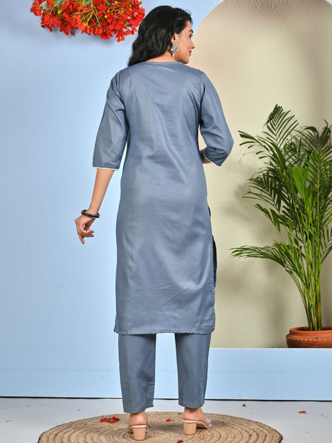 Moktika Floral Embroidered Sweetheart Neck Kurta With Trousers & Dupatta - Image 4