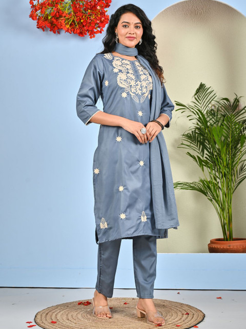 Moktika Floral Embroidered Sweetheart Neck Kurta With Trousers & Dupatta - Image 3